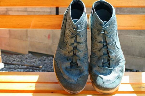 ネイビーのスニーカー