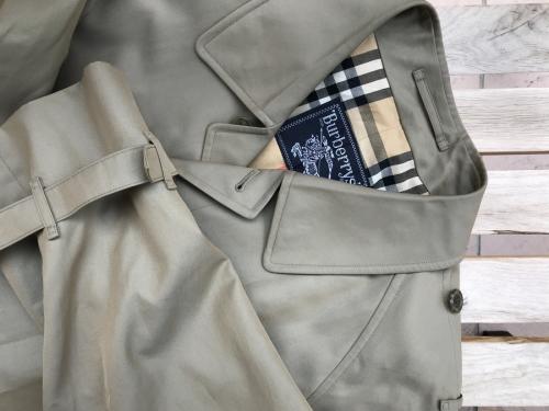 バルマカーンコートのトレンチコート