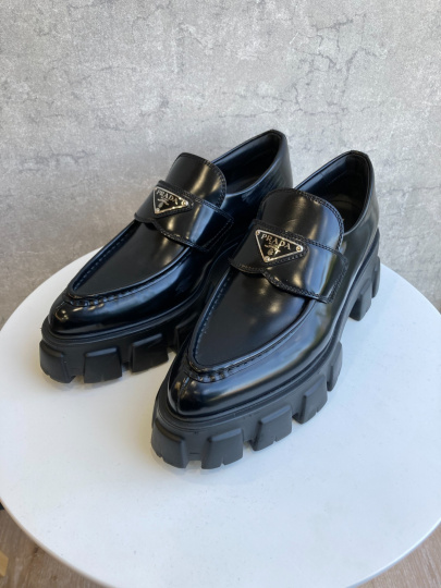 「ラグジュアリーブランドのPRADA 」