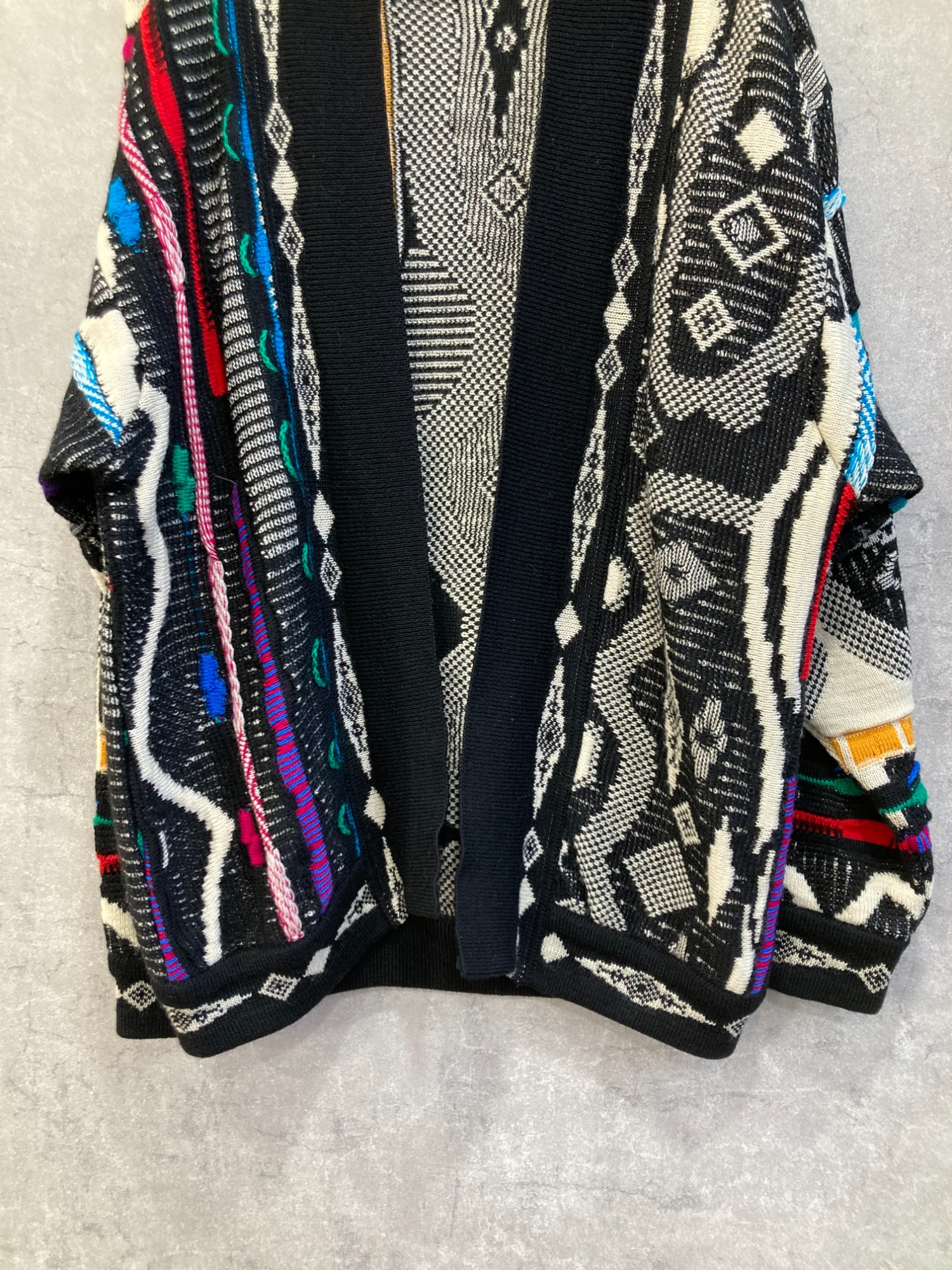 Coogi/クージー】よりボタンレスクージーニットカーディガンが