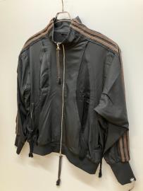 「スポーツブランドのadidas 」