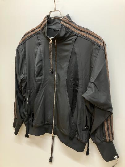 「スポーツブランドのadidas 」