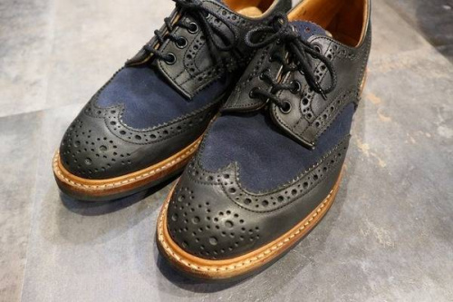 トリッカーズのウィングチップシューズ