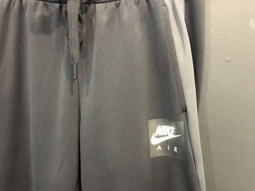 NIKEのトラックパンツ