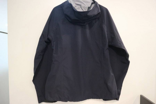 ホールアースのマウンテンパーカー