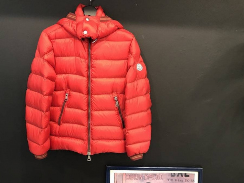 レアアイテムのMONCLER
