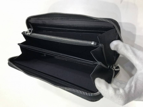 プラダの長財布