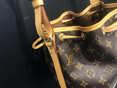 モノグラムのショルダーバッグ