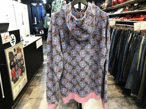 ステューシーのプルオーバーパーカー