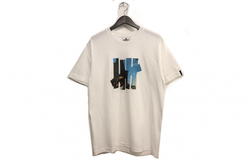 アンディフィーテッドのTシャツ