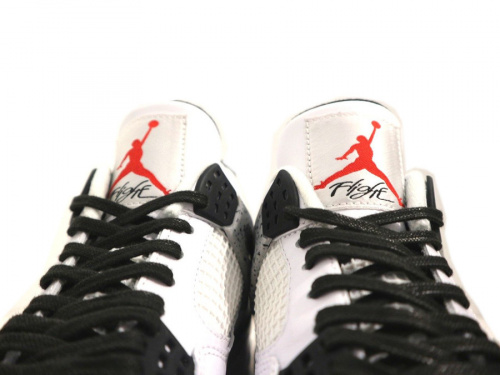 ナイキのNIKE AIR JORDAN 4 CEMENT