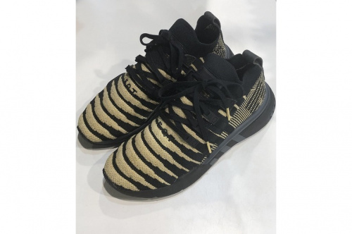 アディダスのスニーカー