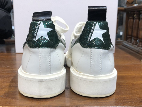 ゴールデングースのスニーカー