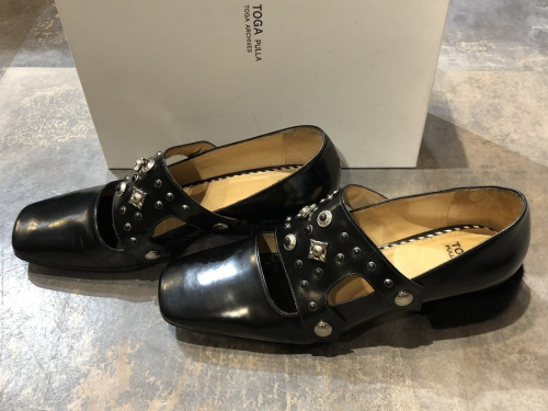 トーガのシューズ