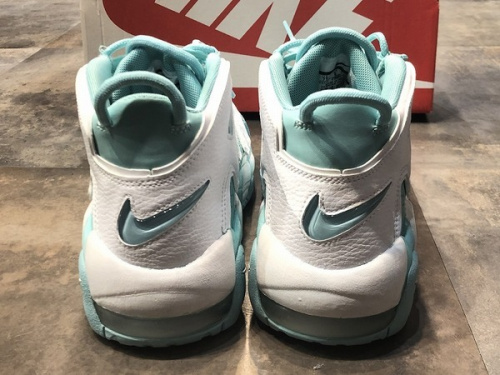 スニーカーのモアテン