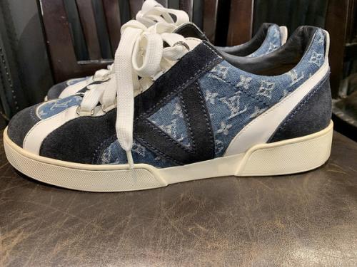 ルイ ヴィトン　のローカットスニーカー