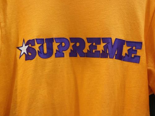 シュプリームのTシャツ