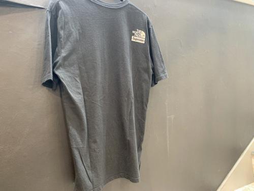 シュプリーム×ザ・ノースフェイスのTシャツ