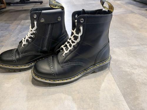 ドクターマーチン×ニードルスのブーツ