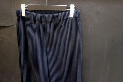 オム プリッセ イッセイ ミヤケのプリーツパンツ