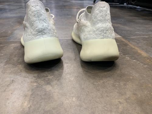 アディダスのイージーブースト