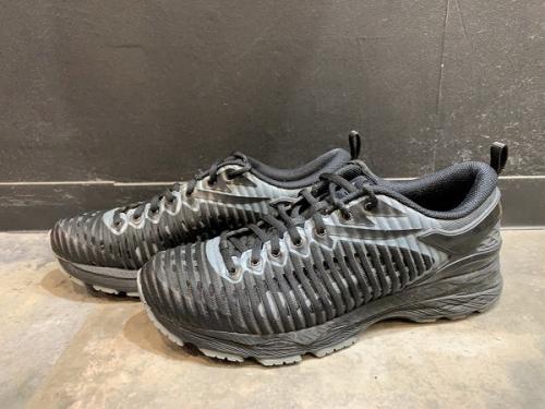 アシックス x キコスタディノフのスニーカー