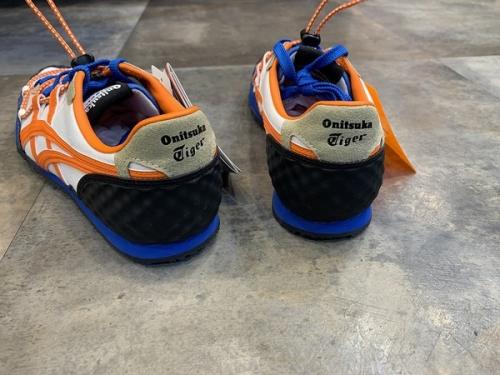 オニツカタイガー スタッフオンリーのスニーカー