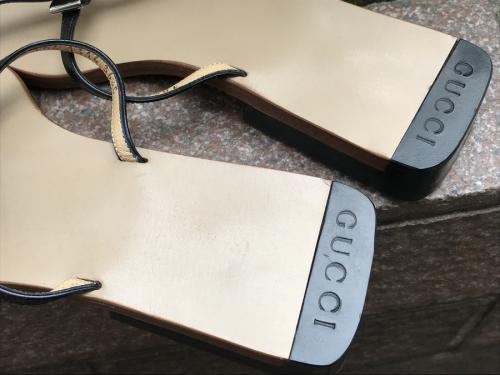 グッチのロゴプレートストラップサンダル