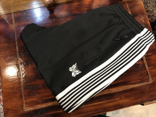 コラボ・別注アイテムのNeedles × FREAKS STORE