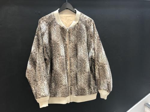 リバーシブルレオパードブルゾンのサテン地