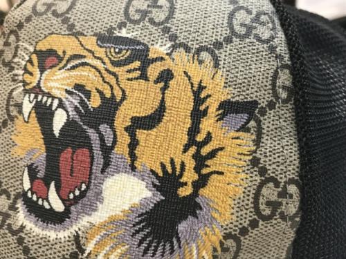 グッチのタイガープリントキャップ