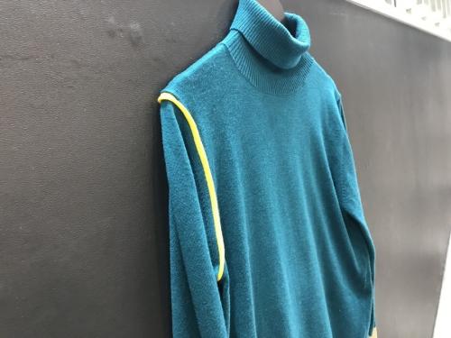 スドークのアシンメトリースリーブニット