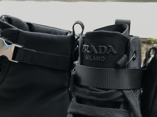 プラダのハイカットスニーカー