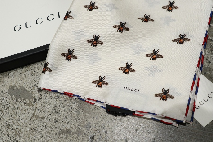 GUCCIのビー プリント シルク ポケット スカーフが入荷致しまし