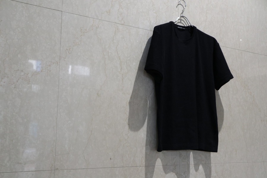 ISSEY MIYAKE MEN/イッセイミヤケメン】よりプリーツカットソー