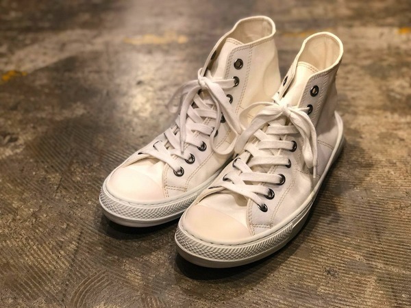 大人上品なおすすめコーデ Maison Margiela/メゾンマルジェラ】よりハイカットスニーカーを 靴
