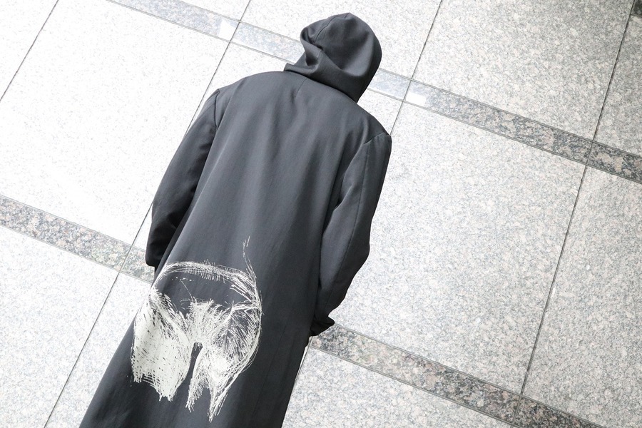美品 ヨウジヤマモト シワギャバお尻抜染　フードロングジャケット ［311］ YOHJI YAMAMOTOのシワギャバお尻抜染フードジャケットが入荷しました
