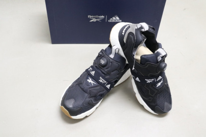 「スニーカーのReebok 」