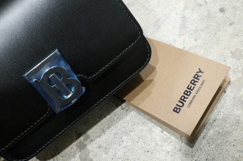 バーバリーロンドンのLeather Belted TB Bag