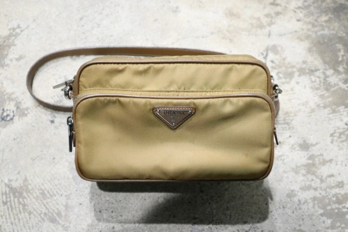 プラダのミニショルダーバッグ