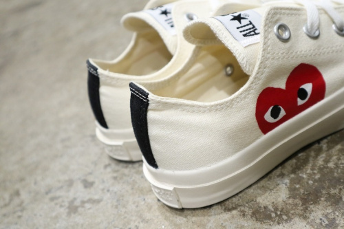 コンバース×プレイコムデギャルソンのスニーカー