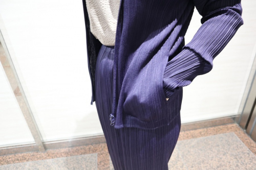 プリーツプリーズのプリーツパーカー