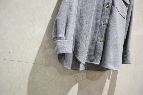 オーラリーのシャツ