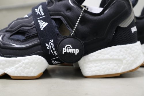 リーボックのadidas