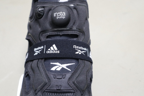 adidasのINSTAPUMP  FURY BOOST