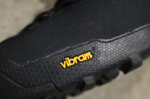 ARKALIのハイキングシューズ