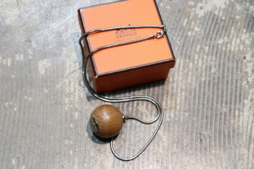 エルメスのウッドボールネックレス