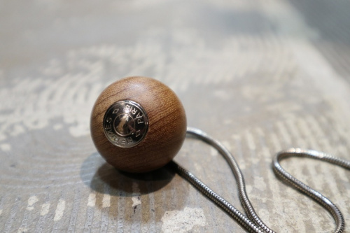 ウッドボールネックレスのネックレス