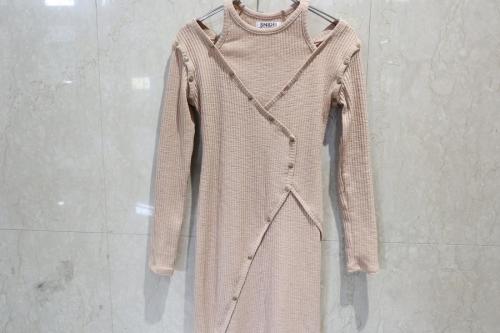 カットリブデザインワンピースの春服