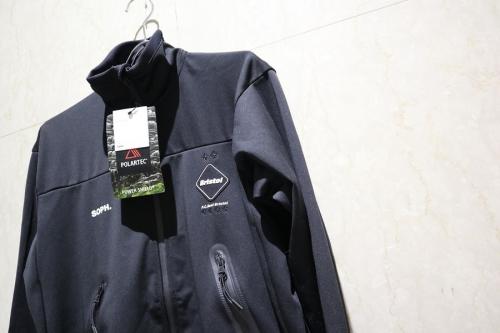 エフシーアールビーのポーラテックパワーシェルスタンドカラーブルゾン